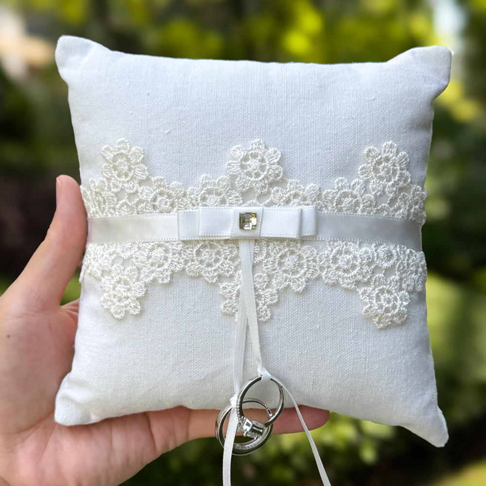 Ring Bearer Pillow - リネン製の結婚指輪枕、レーストリム、サテンリボンの蝶結び、ラインストーン装飾付き、結婚指輪交換式用
