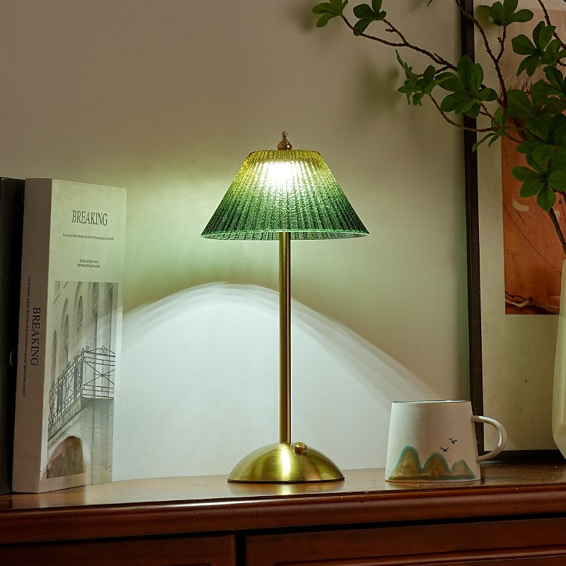 Wedding Led - 2026年レトロリブ付きヴィンテージウェディングLEDコードレスタッチ充電式高級レストラン装飾グリーンプリーツガラステーブルランプ