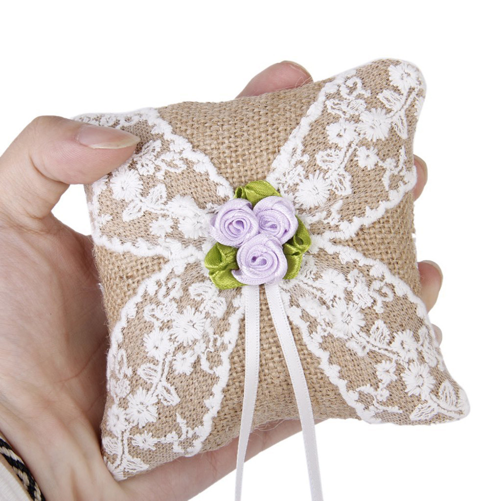 Ring Bearer Pillow - 茶色の麻布製ウェディングリングピロー、レースと花柄のリボン、花の模様が施されたストラップ、リングベアラー用、素朴なスタイル、10x10cm、新婦向けのアクセサリー。