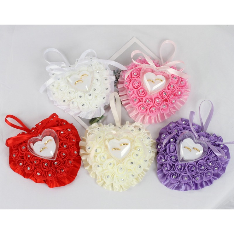 Ring Bearer Pillow - ロマンチックなウェディングリングピロー、アイボリーのサテン生地にクリスタルがあしらわれたリングベアリングピロー、ハート型のクッション。婚約、プロポーズ、結婚式の装飾に。