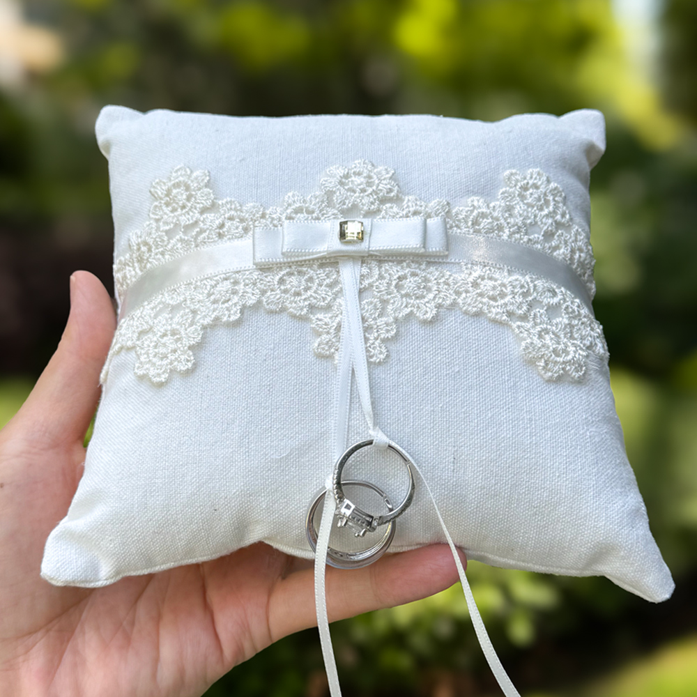 リネン製の結婚指輪枕、レーストリム、サテンリボンの蝶結び、ラ - Ring Bearer Pillow のレビューと価格